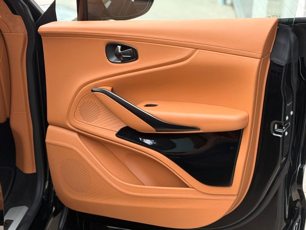 Aston Martin DBX 2022