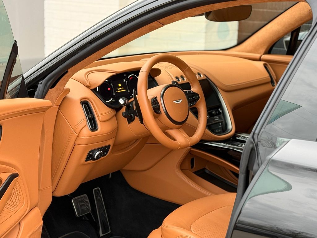 Aston Martin DBX 2022