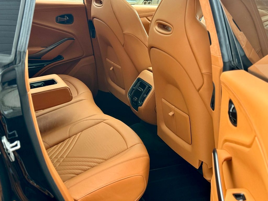 Aston Martin DBX 2022