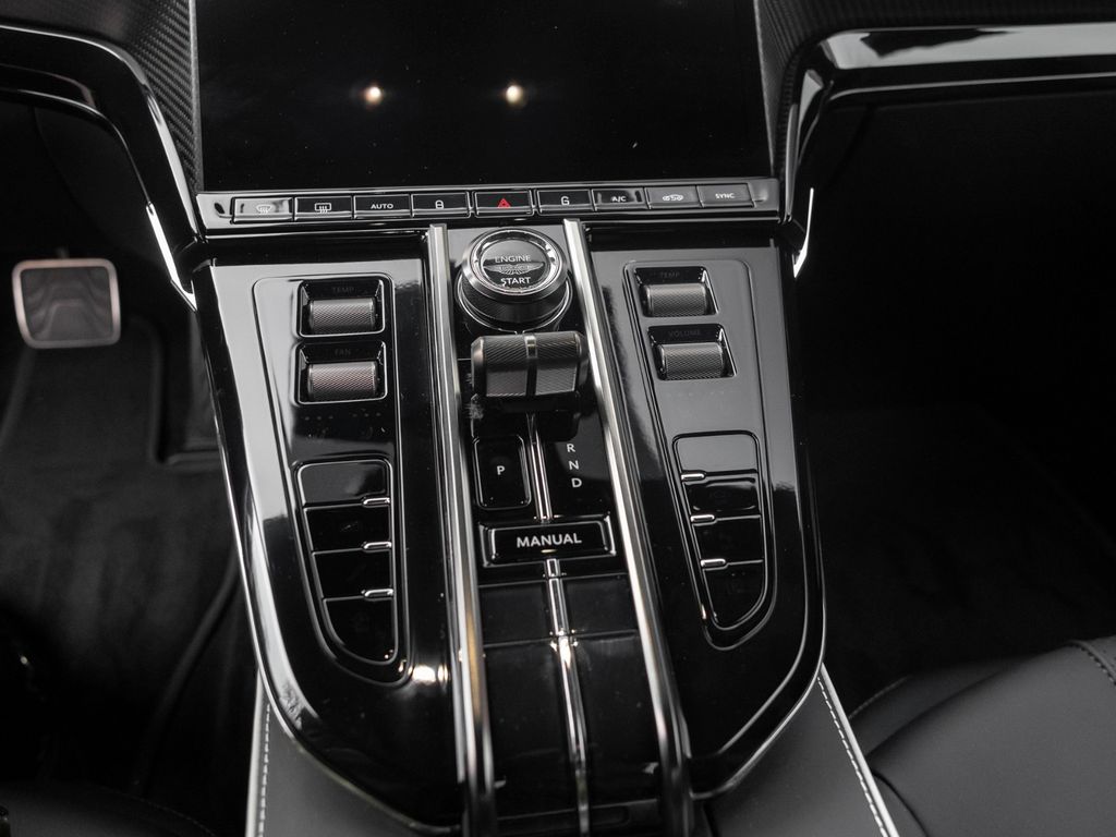 Aston Martin V8 Vantage 2025