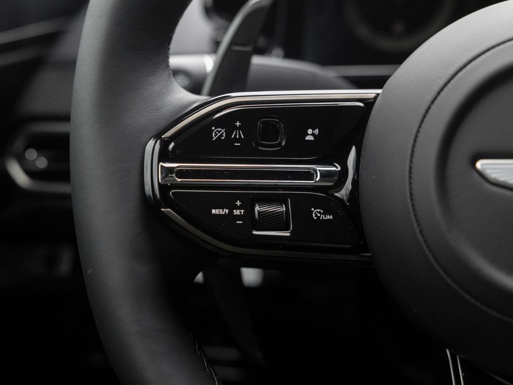 Aston Martin V8 Vantage 2025