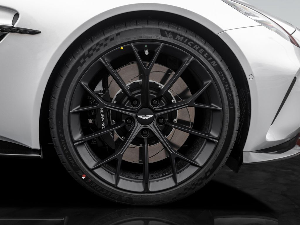 Aston Martin V8 Vantage 2025