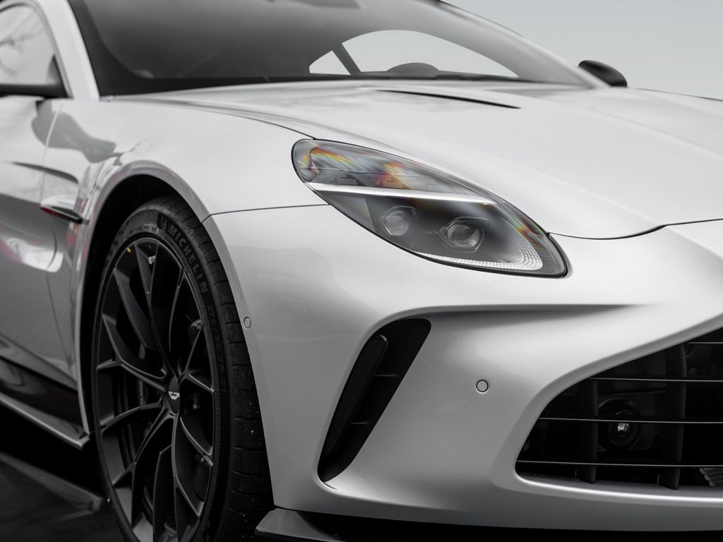 Aston Martin V8 Vantage 2025