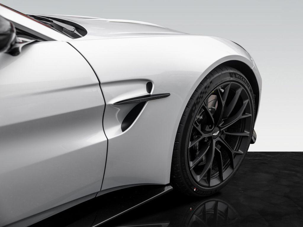 Aston Martin V8 Vantage 2025