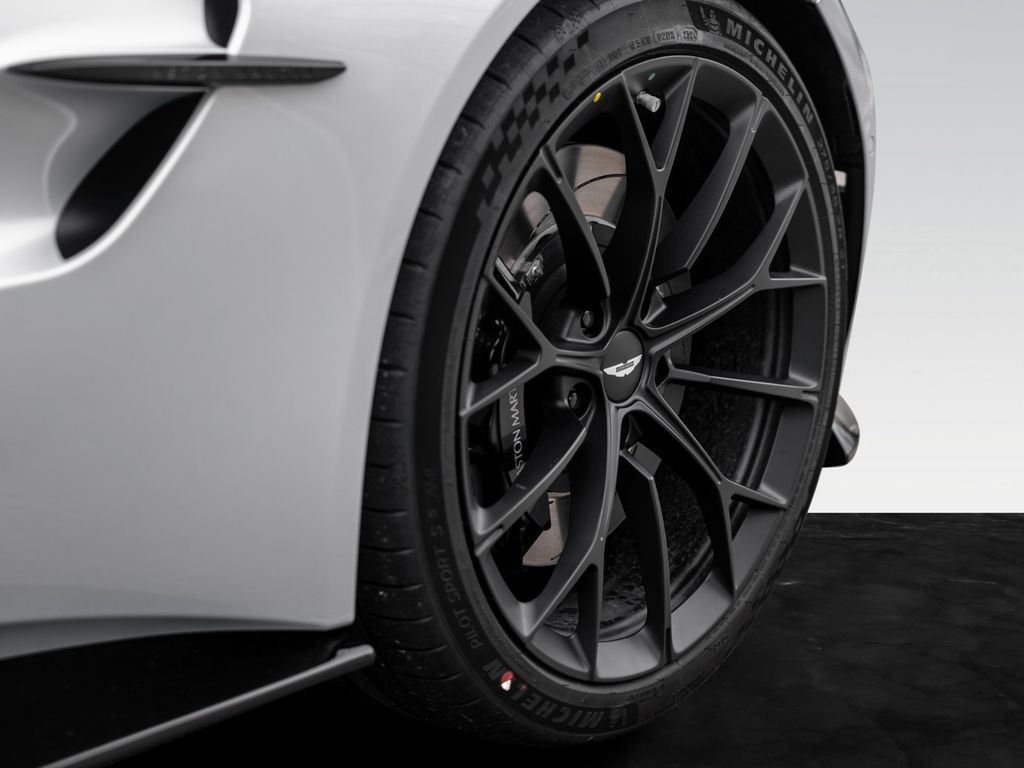 Aston Martin V8 Vantage 2025