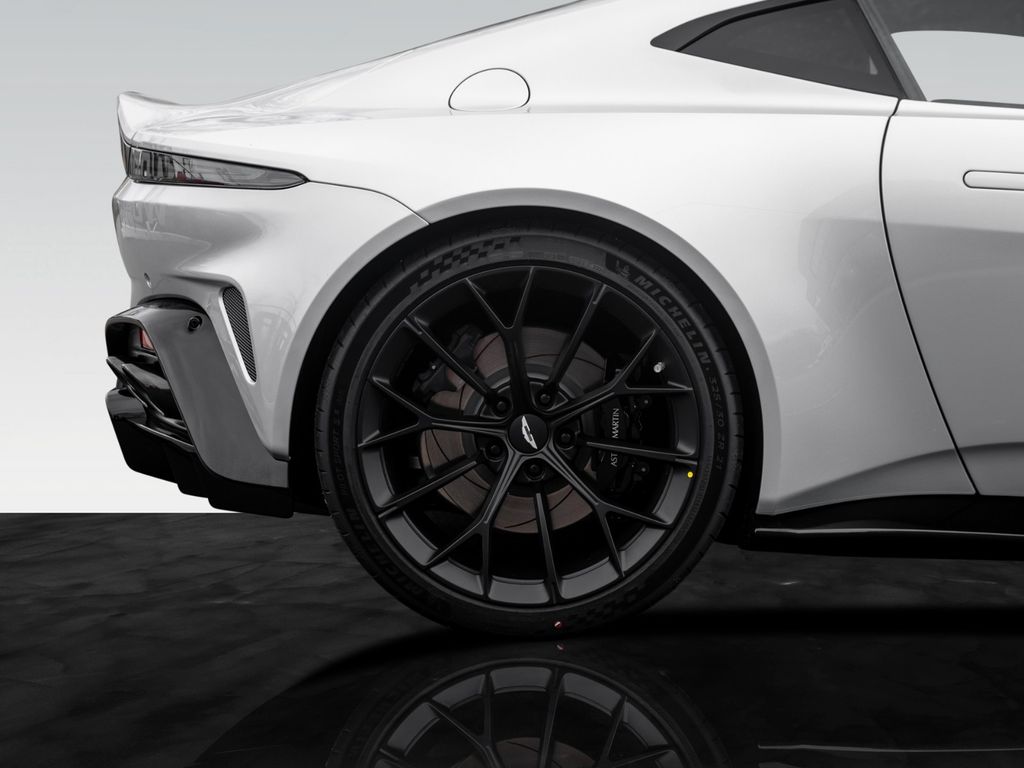 Aston Martin V8 Vantage 2025