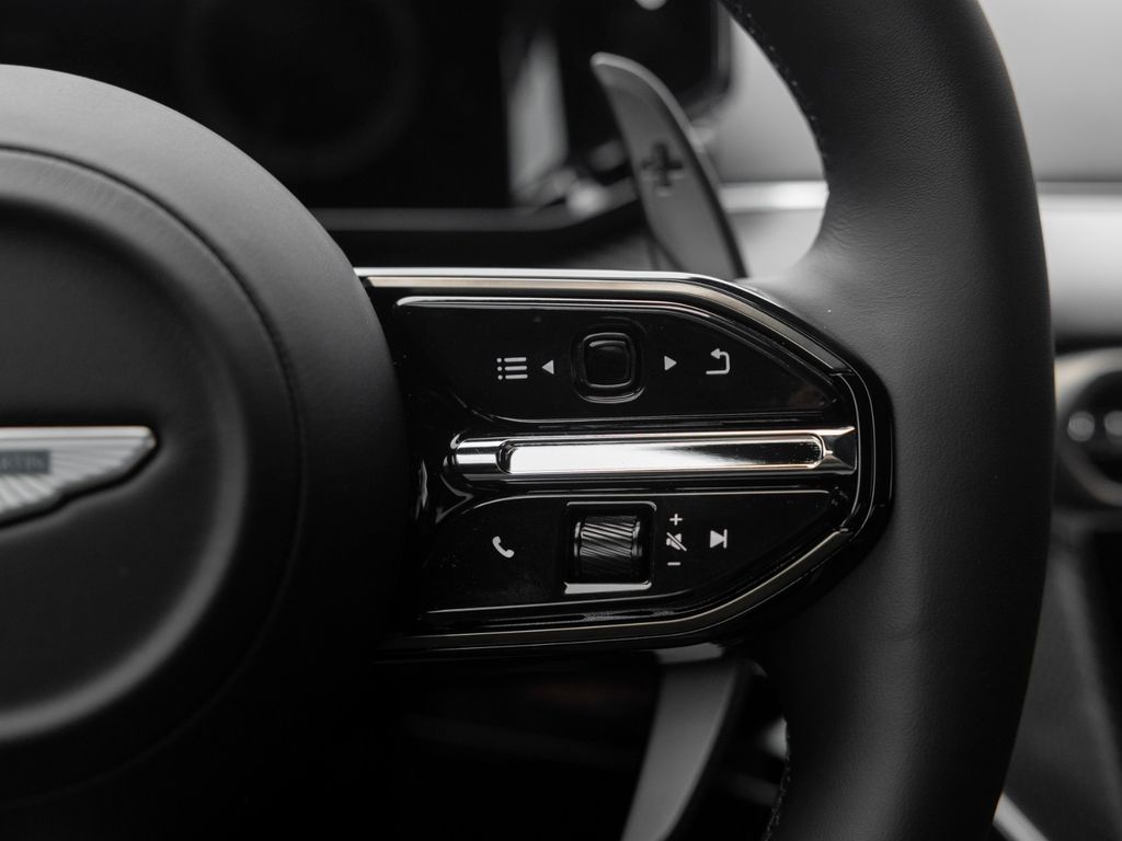 Aston Martin V8 Vantage 2025