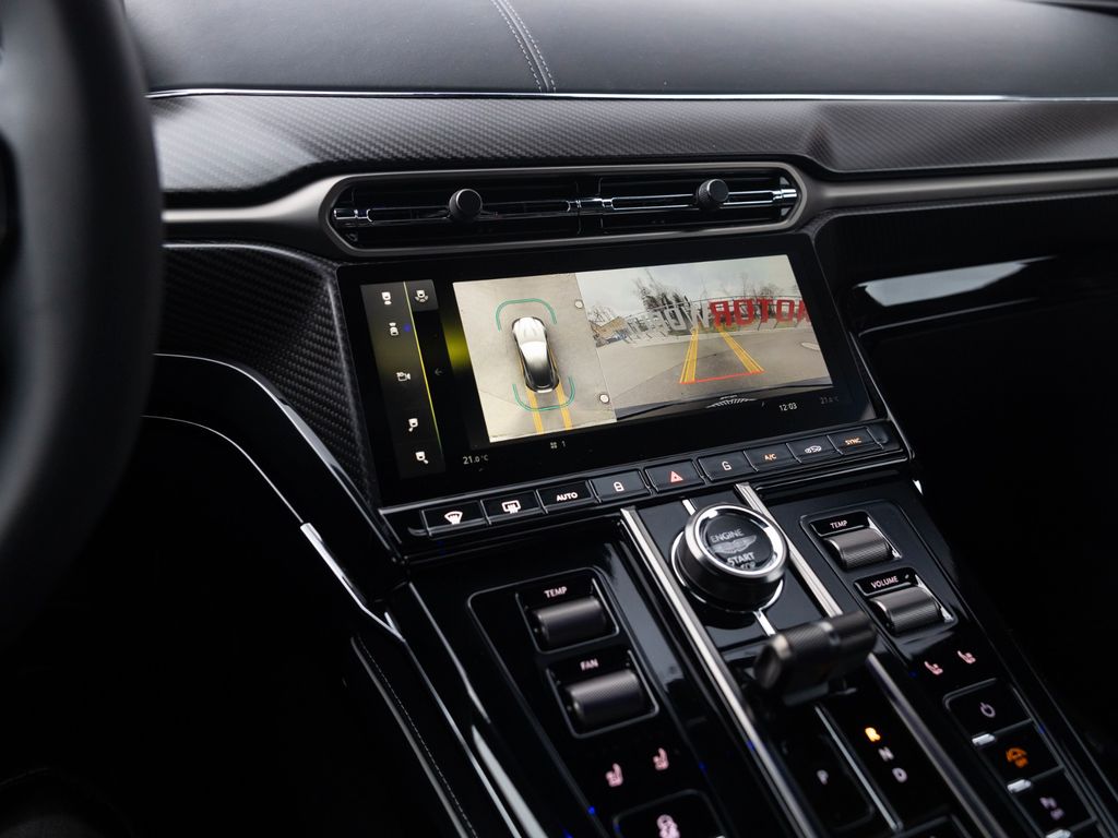 Aston Martin V8 Vantage 2025