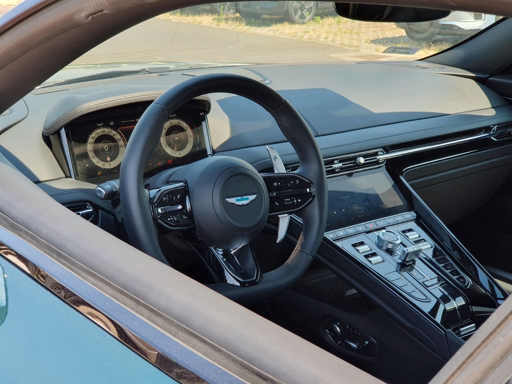 Aston Martin DB12 2025