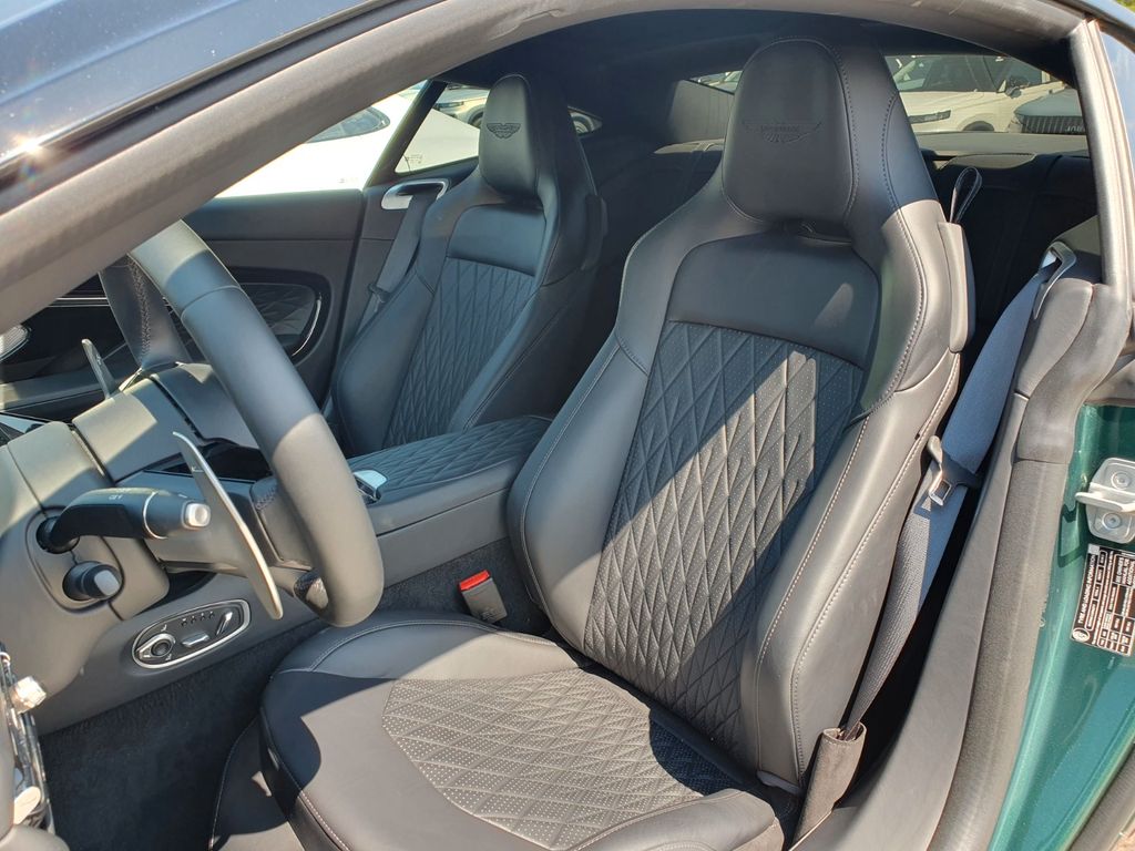 Aston Martin DB12 2025