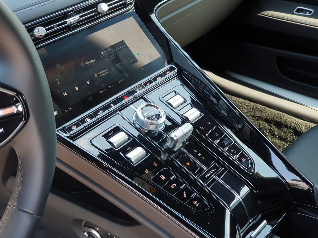 Aston Martin DB12 2025