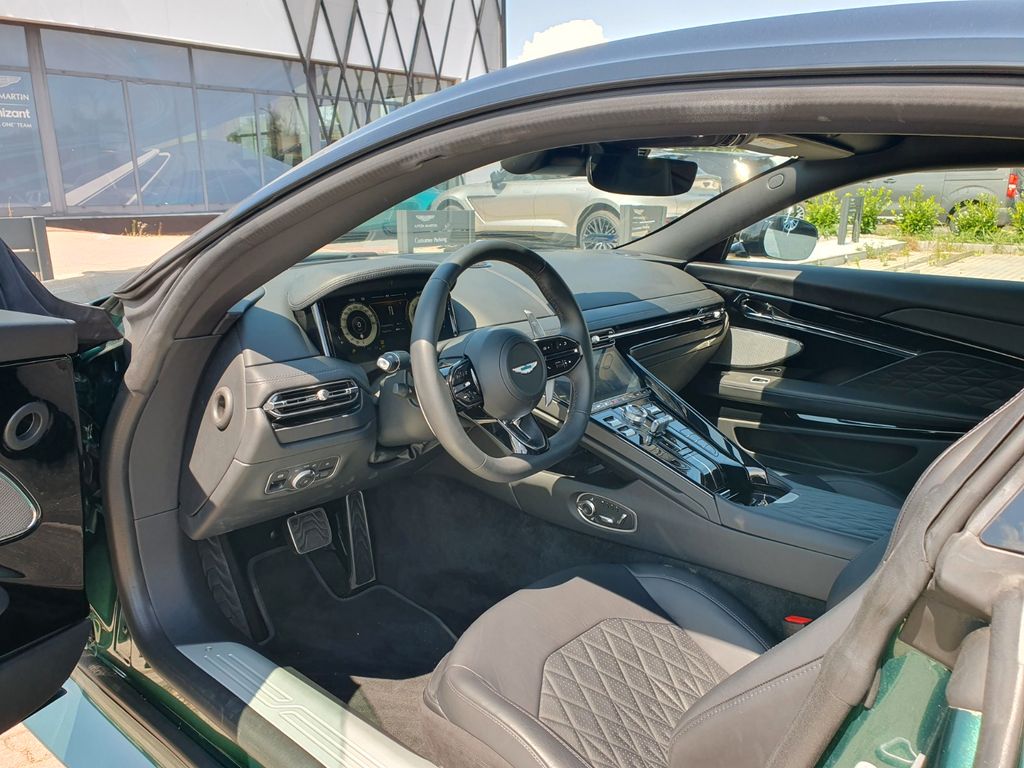 Aston Martin DB12 2025