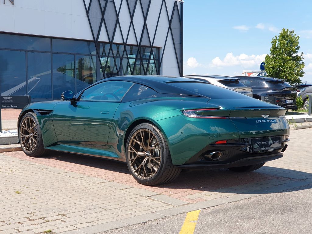 Aston Martin DB12 2025