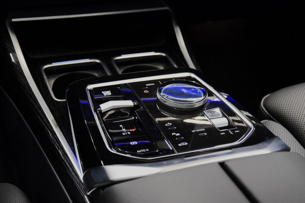 BMW 740 2024