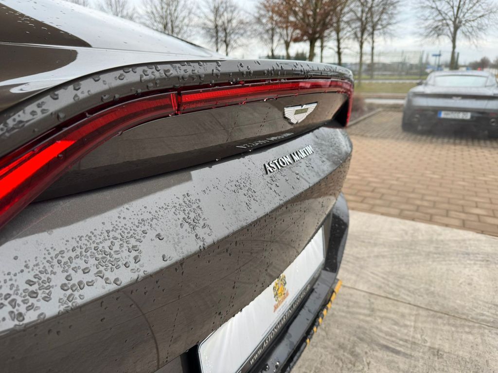 Aston Martin V8 Vantage 2021