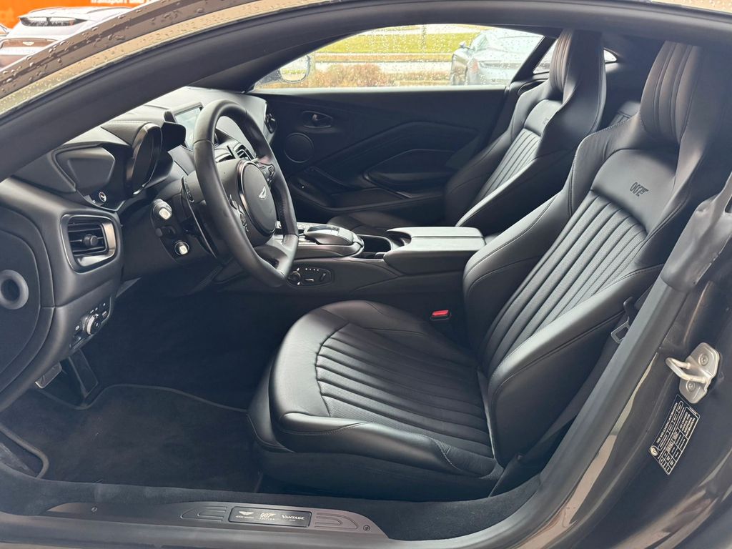 Aston Martin V8 Vantage 2021