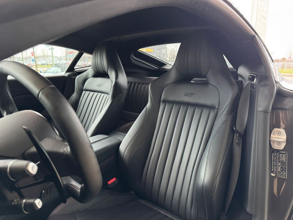 Aston Martin V8 Vantage 2021