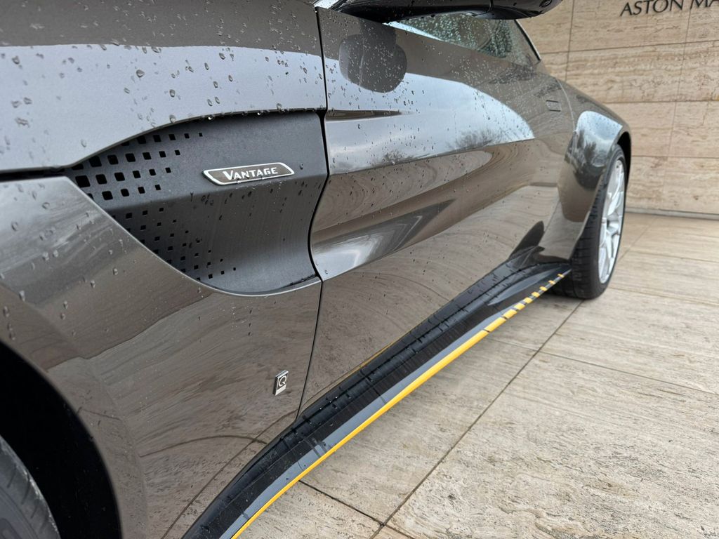 Aston Martin V8 Vantage 2021