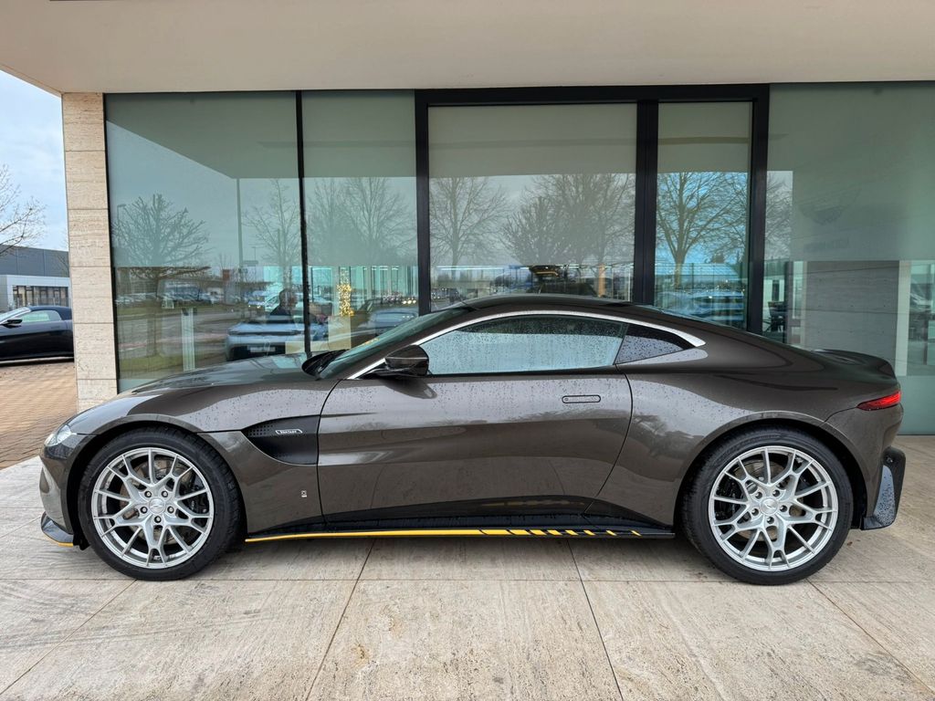 Aston Martin V8 Vantage 2021