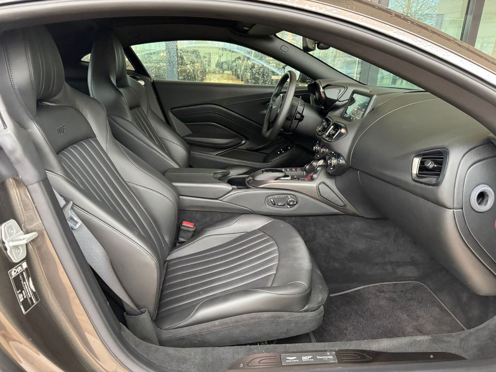 Aston Martin V8 Vantage 2021