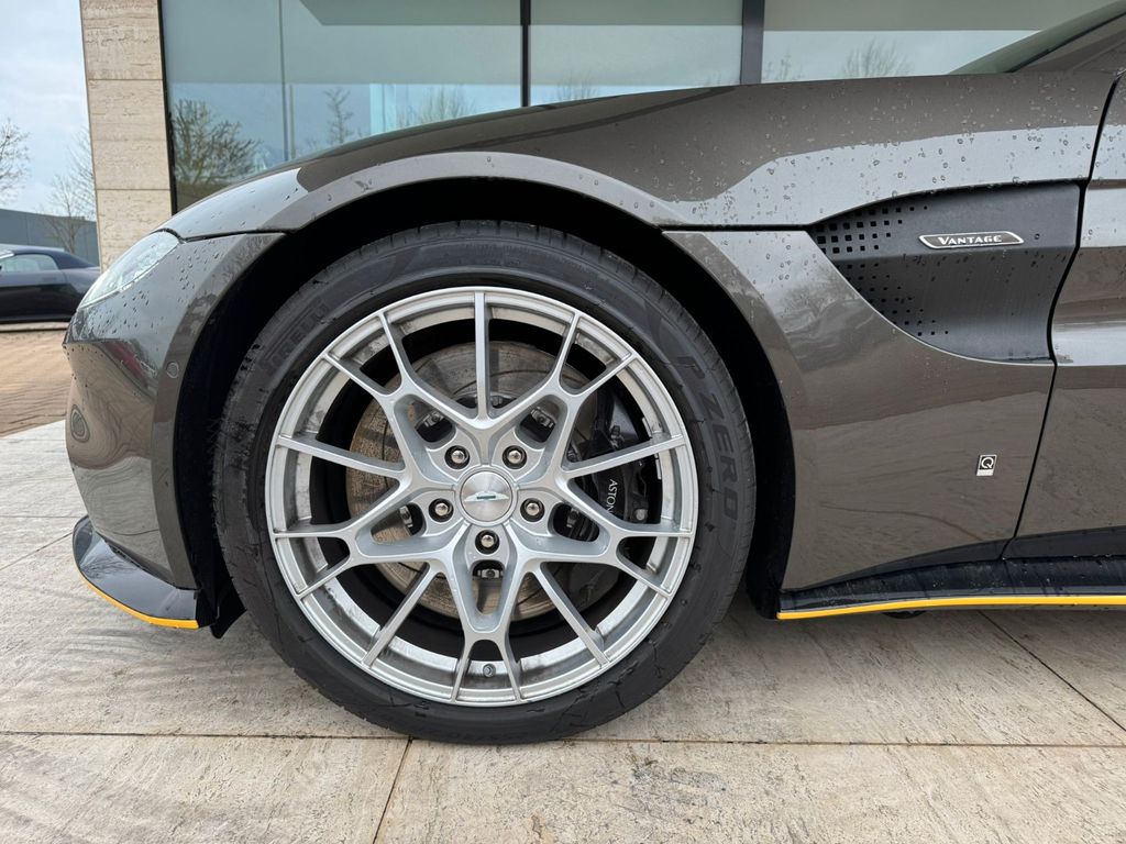 Aston Martin V8 Vantage 2021