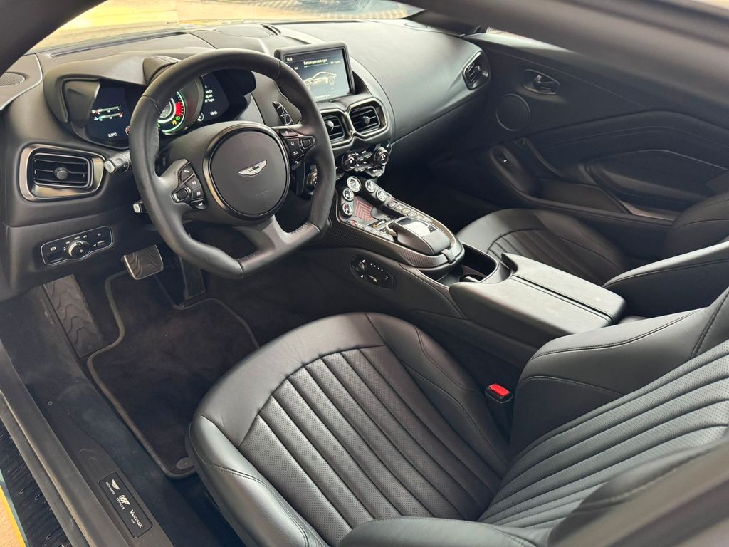 Aston Martin V8 Vantage 2021