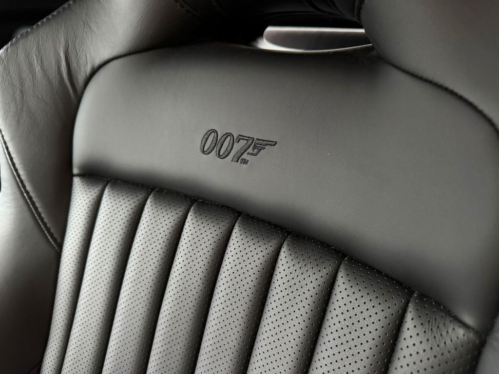 Aston Martin V8 Vantage 2021