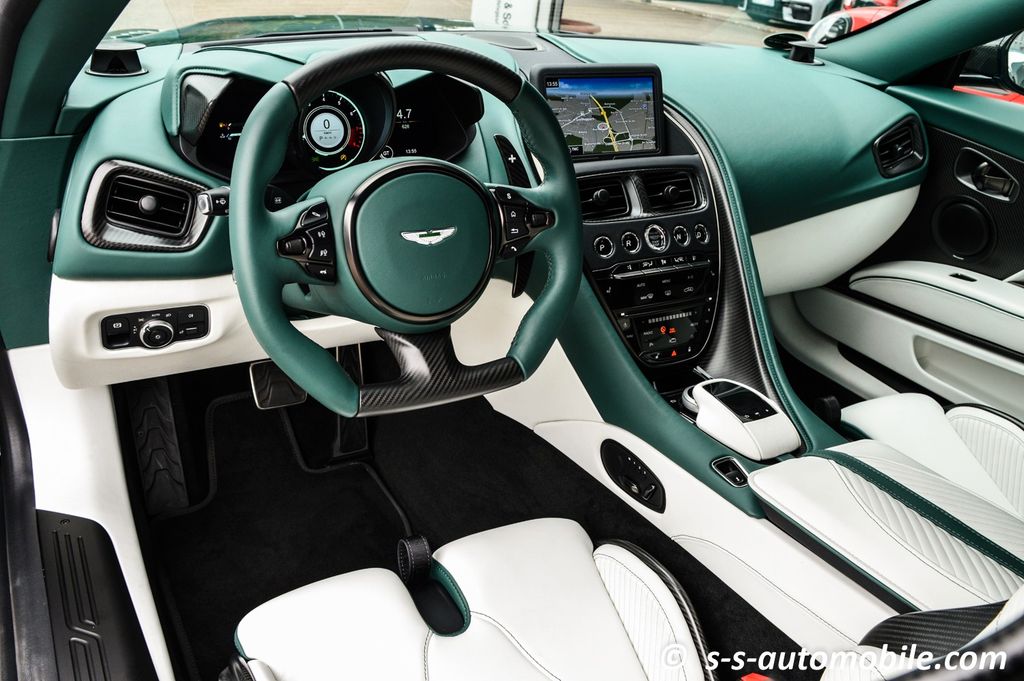 Aston Martin DBS 2024