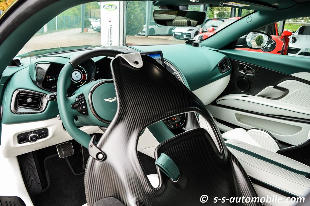 Aston Martin DBS 2024