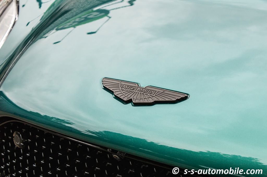 Aston Martin DBS 2024