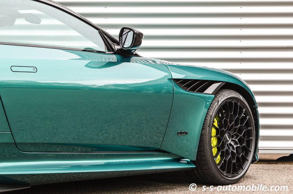 Aston Martin DBS 2024