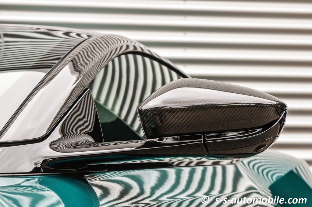 Aston Martin DBS 2024