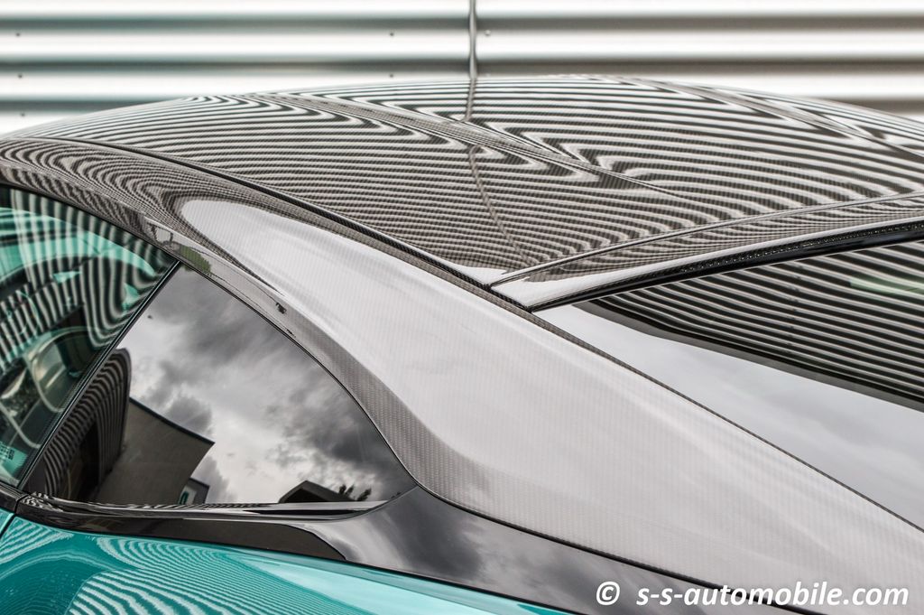 Aston Martin DBS 2024