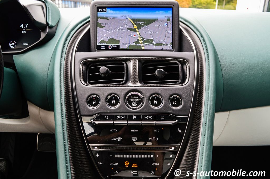 Aston Martin DBS 2024