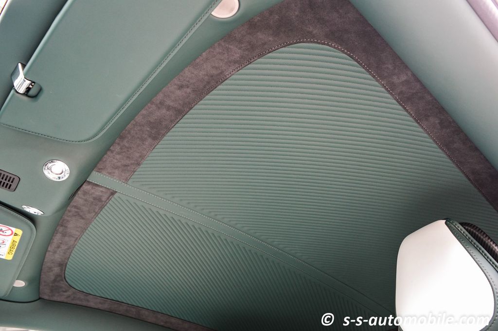 Aston Martin DBS 2024