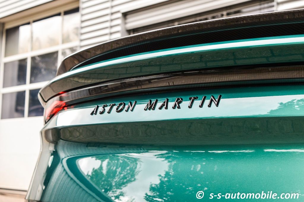 Aston Martin DBS 2024