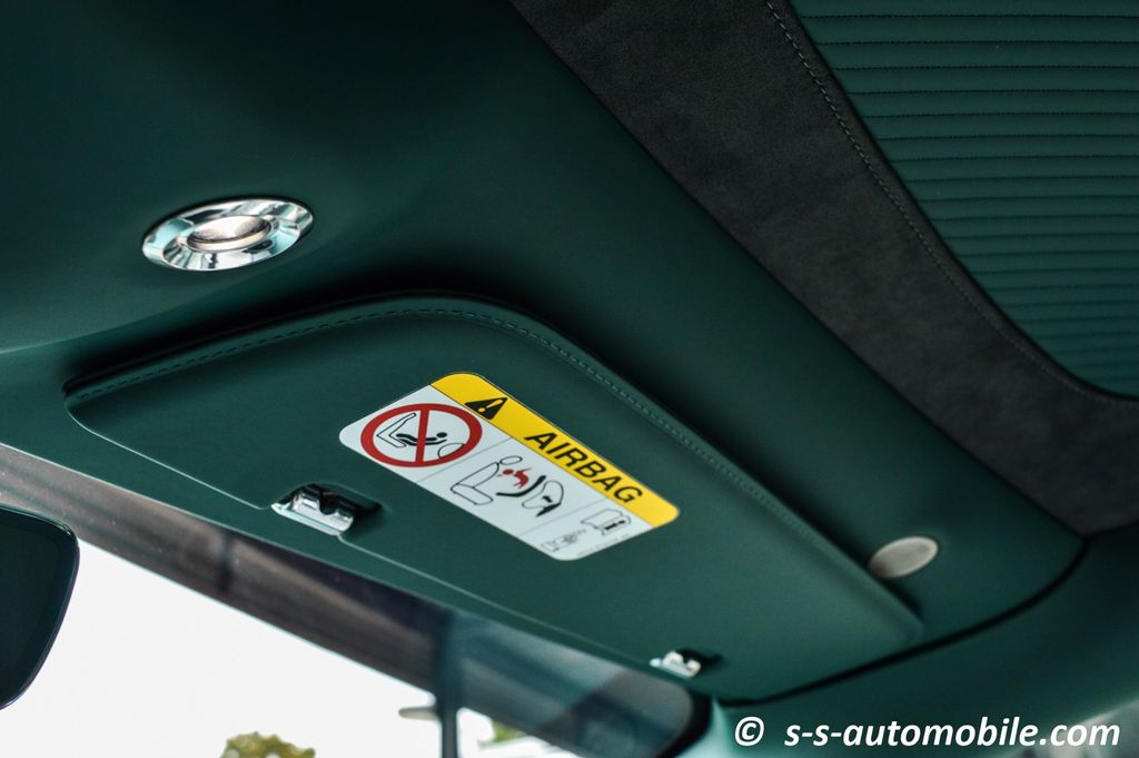 Aston Martin DBS 2024