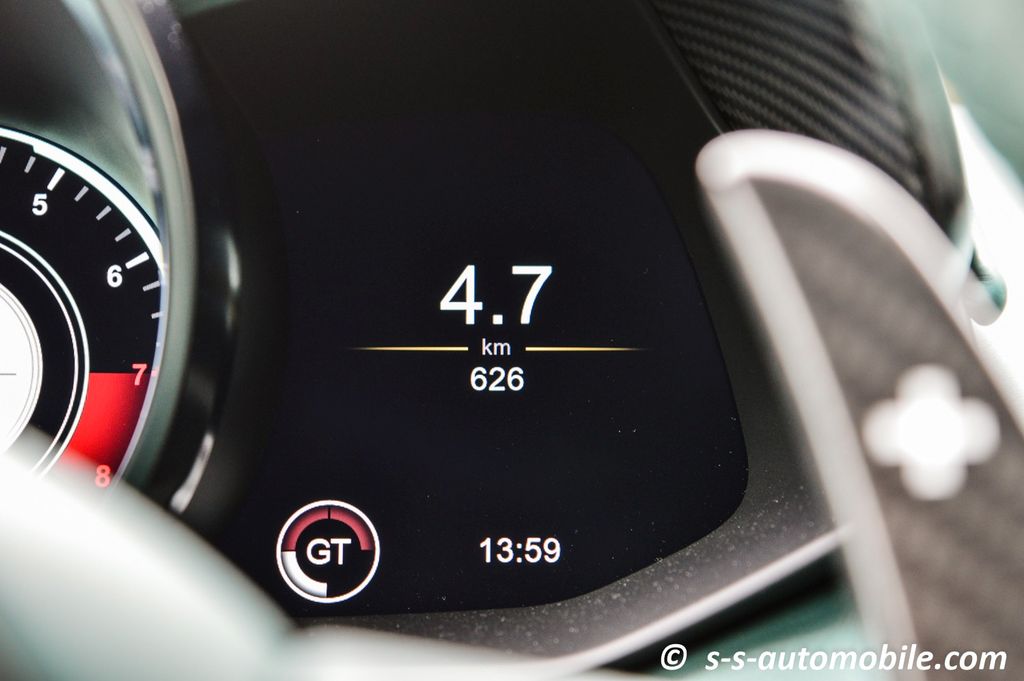 Aston Martin DBS 2024