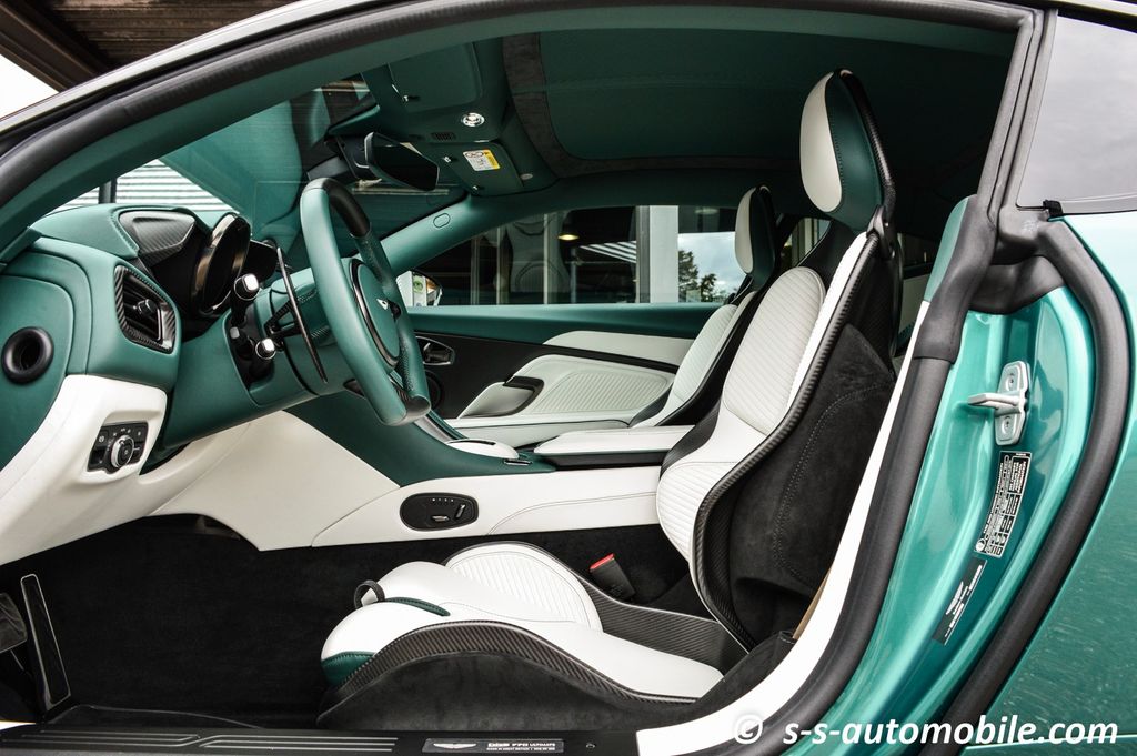 Aston Martin DBS 2024