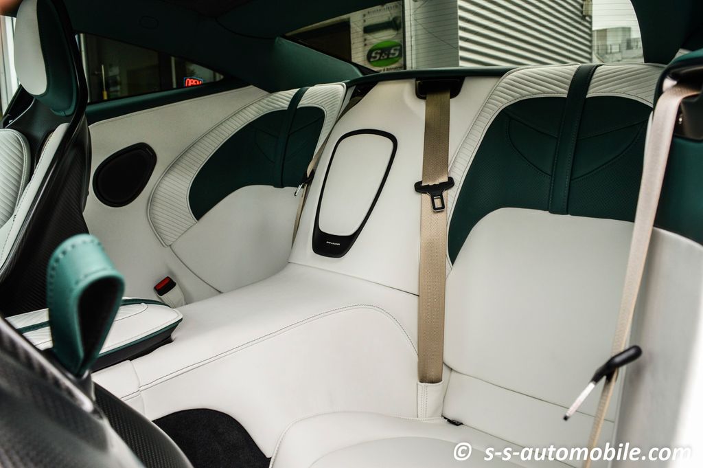 Aston Martin DBS 2024