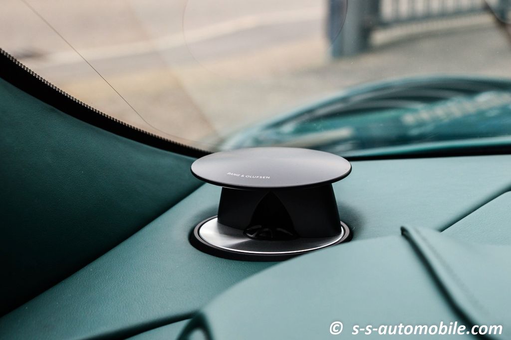 Aston Martin DBS 2024