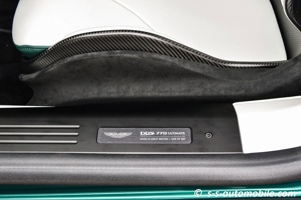 Aston Martin DBS 2024