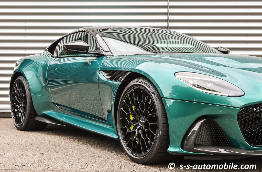 Aston Martin DBS 2024