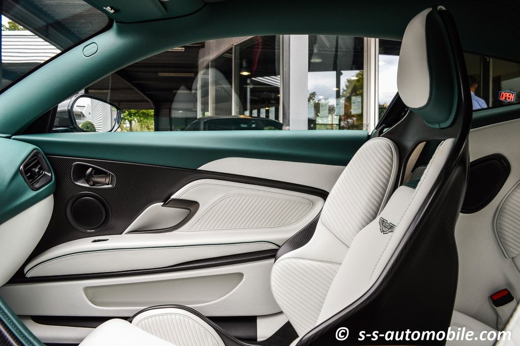 Aston Martin DBS 2024