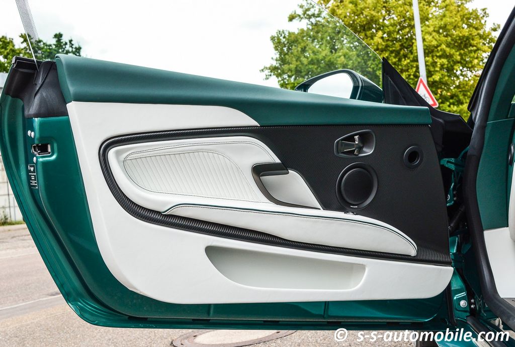 Aston Martin DBS 2024