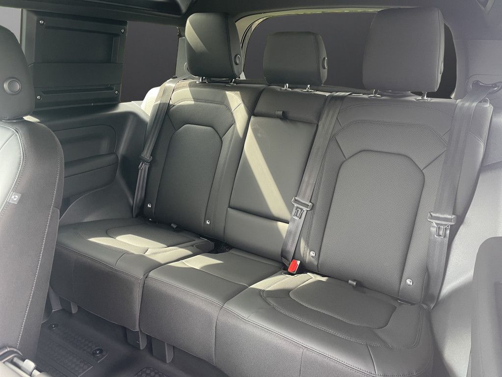 Land Rover Defender 2025