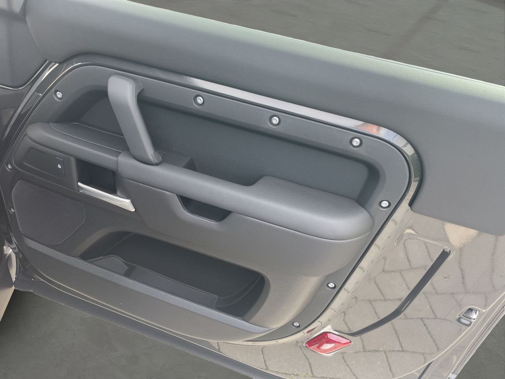 Land Rover Defender 2025