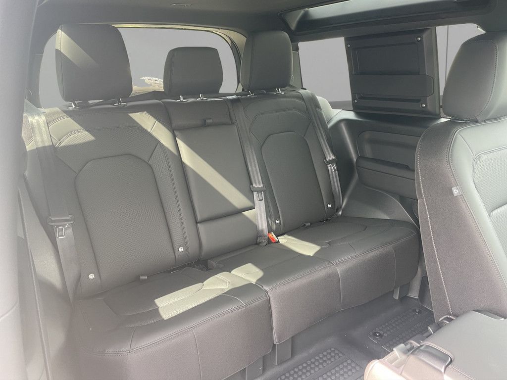 Land Rover Defender 2025