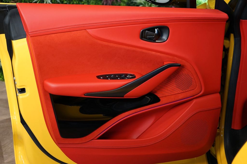 Aston Martin DBX 2023