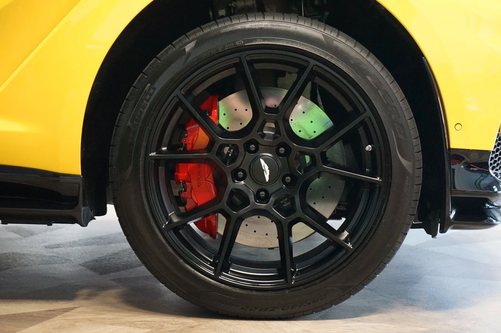 Aston Martin DBX 2023